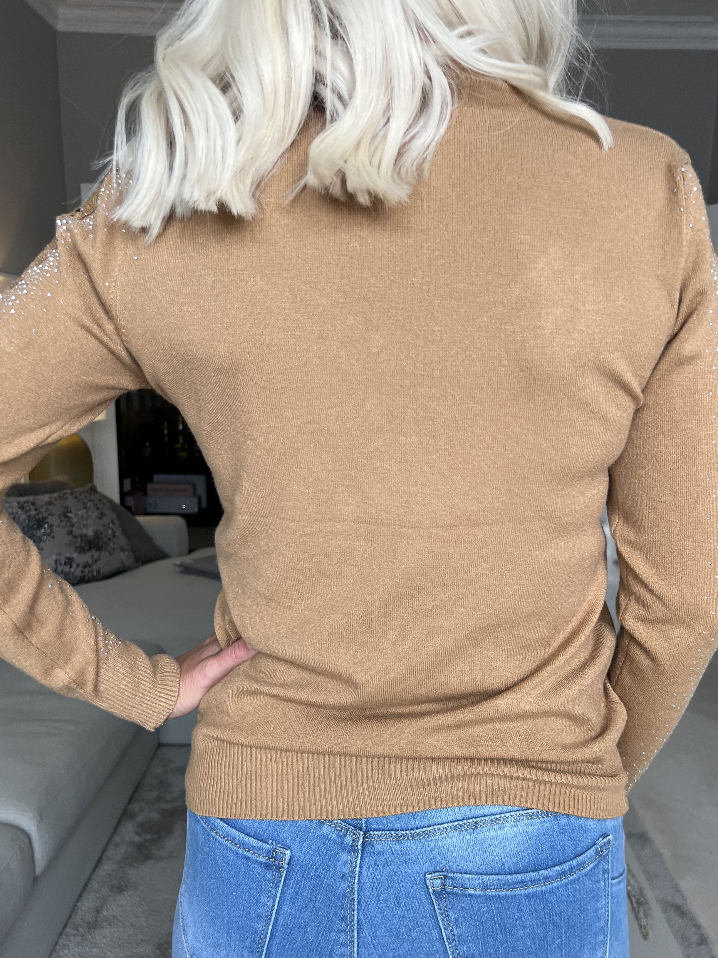 Martine - Blød bluse med broderet detaljer og similisten på ærmerne